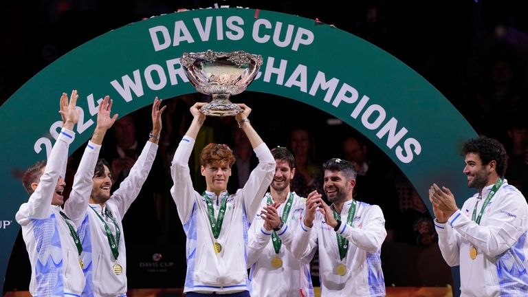 L'Italien Jannik Sinner, au centre, détient le trophée de la Coupe Davis par...