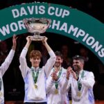 L'Italien Jannik Sinner, au centre, détient le trophée de la Coupe Davis par...