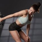 femme en forme faisant un rebond du triceps, concept d'exercices de triceps pour la graisse du bras