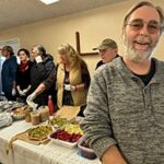 Des centaines de personnes partagent le repas communautaire pour la paix de Thanksgiving – Ashland News – Community-Supported, NonProfit News