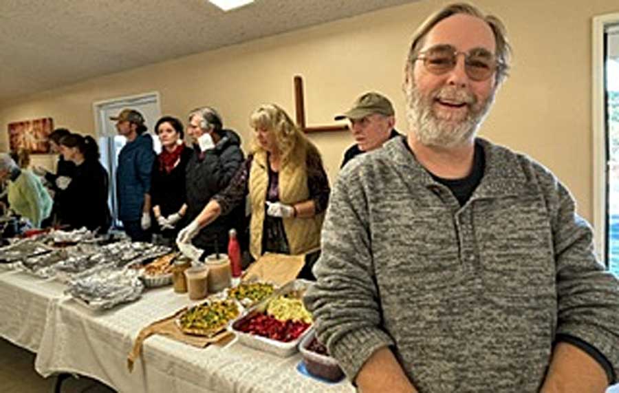 Des centaines de personnes partagent le repas communautaire pour la paix de Thanksgiving – Ashland News – Community-Supported, NonProfit News