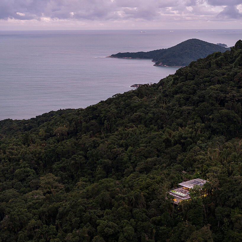 La lumière du soleil tropicale brésilienne inonde la maison à baldaquin du studio MK27 à São Paulo