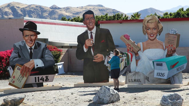 La nouvelle œuvre d’art de Palm Springs présente Marilyn Monroe et Frank Sinatra récupérant du courrier