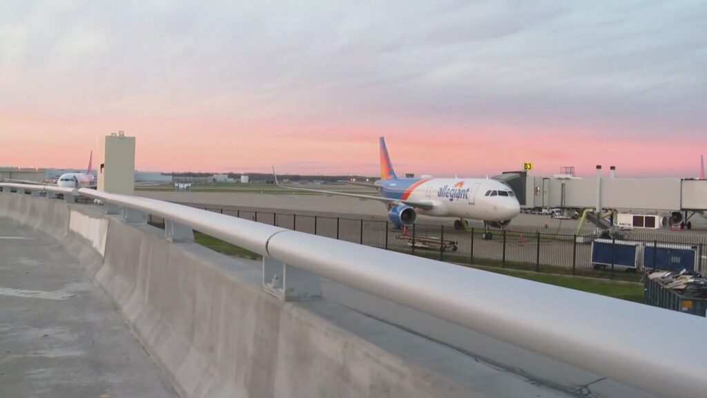 La journaliste de 13News Marina Silva rapporte depuis l'aéroport international d'Indianapolis où les voyageurs remplissent le terminal avant leur voyage de vacances.