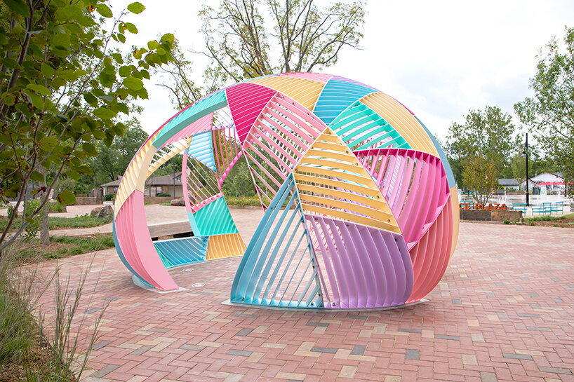 Le pavillon coloré en forme de dôme de Hou de Sousa, dans l'Arkansas, ressemble à une courtepointe flottant dans les airs.