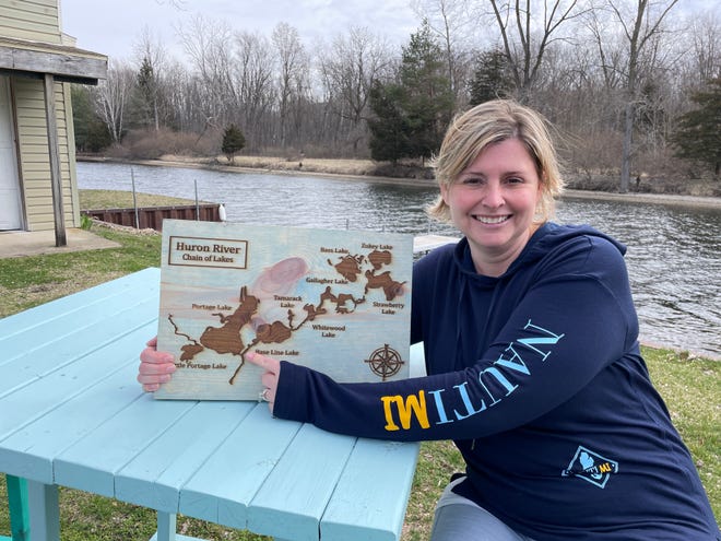 Melissa Kunnert souligne l'emplacement de NautiMI sur la rivière le mardi 19 mars.