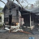 Un incendie dans une maison à Little Mountain a déplacé 8 personnes et tué 4 animaux de compagnie, selon les autorités.