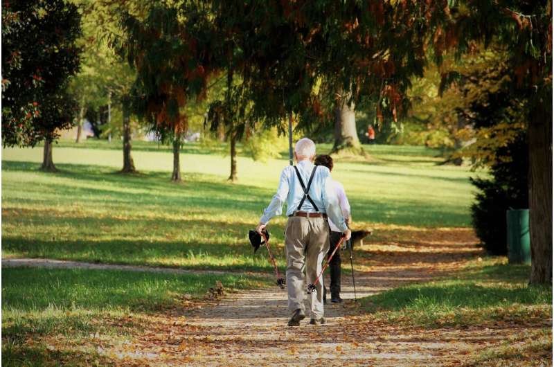 personnes âgées qui marchent