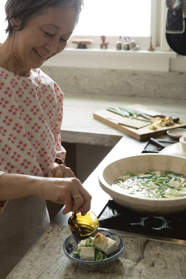 Des flocons de bonite dans un risotto ? Du miso dans une tarte aux pommes ? Sonoko Sakai explore la cuisine « à la japonaise »