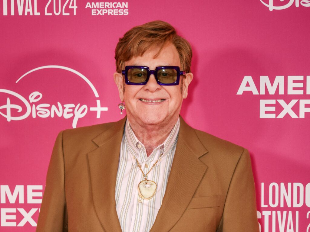 Elton John a qualifié la légalisation de la marijuana aux États-Unis et au Canada de « l'une des plus grandes erreurs de tous les temps ».