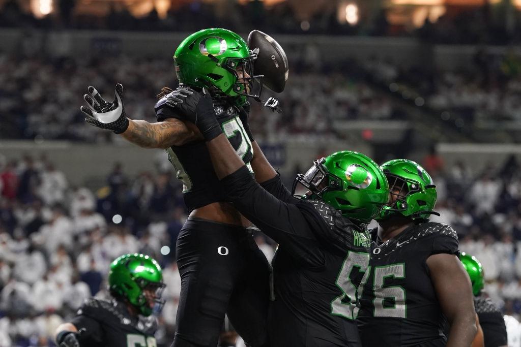 Le football de l’Oregon fait la fête lors du match de championnat Big Ten