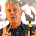 Anthony Bourdain à l'extérieur du bar