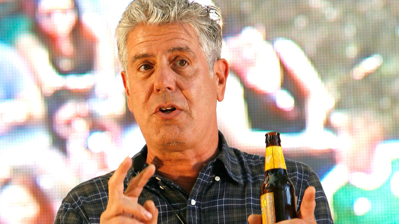 Anthony Bourdain à l'extérieur du bar