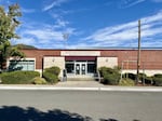 Un homme entre dans le bâtiment administratif du district scolaire 7 de Grants Pass le 9 septembre 2024.