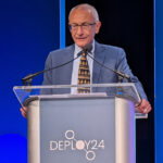 Le conseiller principal de la Maison Blanche, John Podesta, appelle le secteur privé à continuer d'investir dans l'énergie propre lors de la conférence Deploy 2024 du DOE.