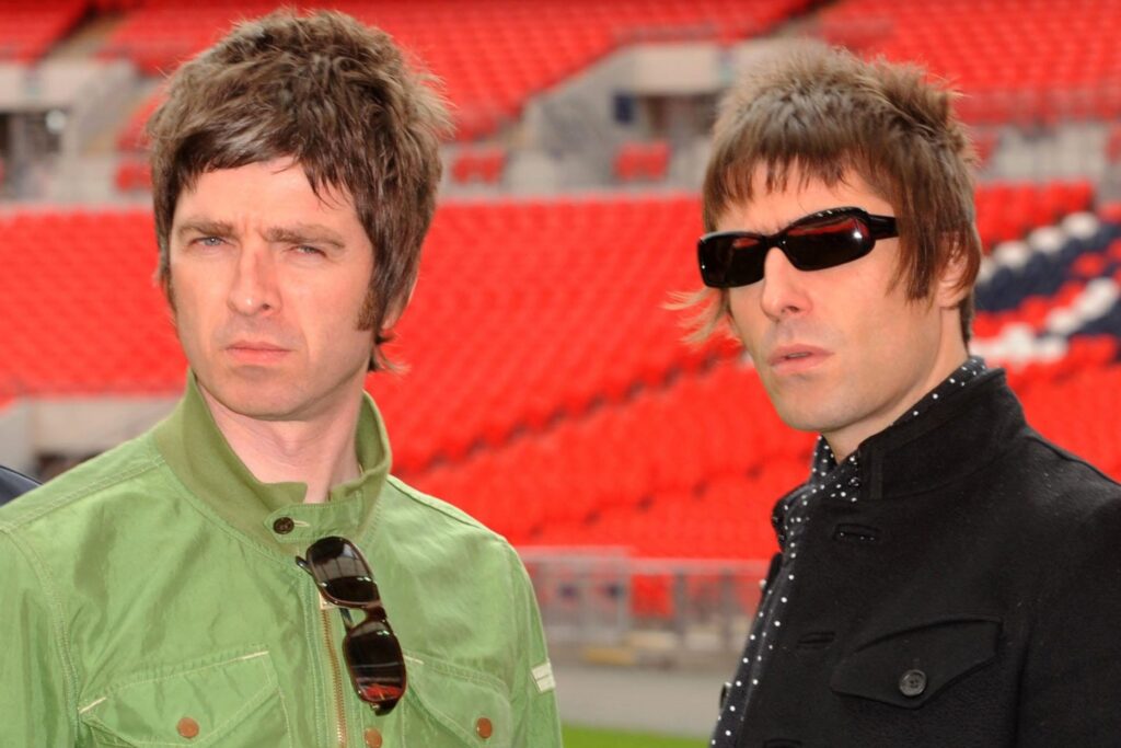 Noel, à gauche, espère que sa mère Peggy assistera à l'un des concerts de réunion d'Oasis.